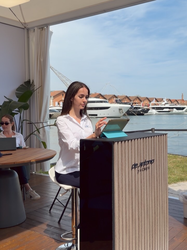 Altri momenti dal Salone Nautico di Venezia 🤍

Per tutte le giornate dell’evento, Giadimoda ha supportato lo stand De Antonio Yachts con il servizio hostess, contribuendo all’accoglienza e alla gestione dell’esperienza durante la manifestazione. 

Dietro ogni evento ben organizzato ci sono sempre persone, presenza e attenzione ai dettagli. 
@salonenauticovenezia 
@deantonioyachts 

📩 Per hostess, eventi e collaborazioni: contattaci!

#Giadimoda 
#Hostess 
#EventManagement 
#SaloneNautico 
#Venezia